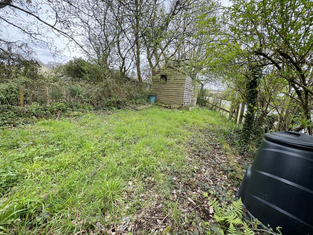 Lot: 97 - TWO-BEDROOM COTTAGE WITH PARKING IN PICTURESQUE VILLAGE - Garden as separate parcel of land